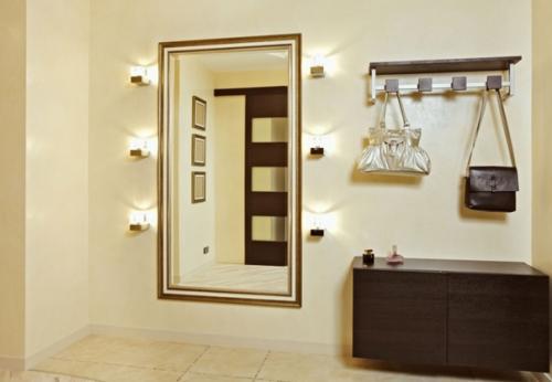 Даже в самой маленькой прихожей, как правило, находится место для зеркала. 02