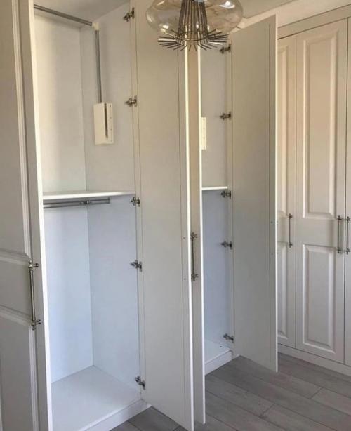 Вот повезло же кому-то с размерами квартиры целая огромная комната - шикарная гардеробная для большой семьи! 05