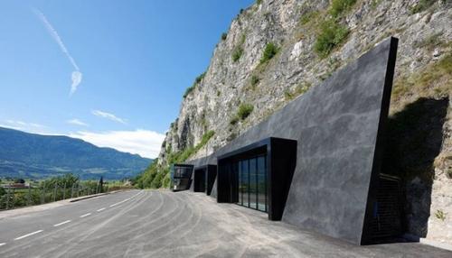 Пожалуй, самая необычная в мире действующая пожарная часть находится в северной Италии в такую мы бы заступили! 02