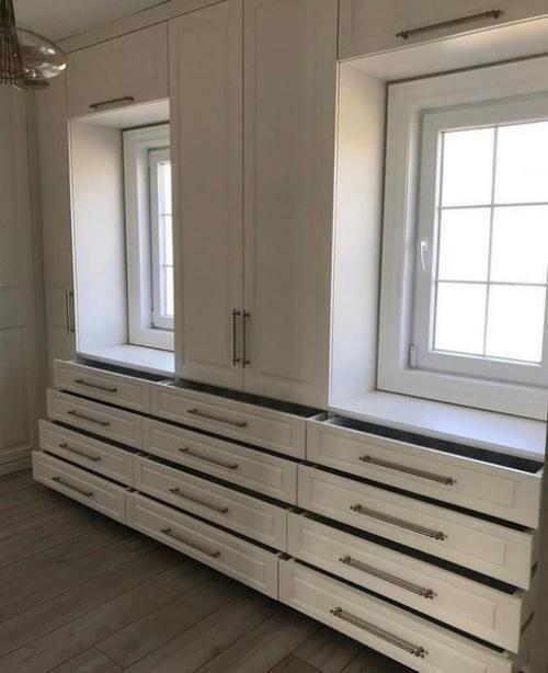 Вот повезло же кому-то с размерами квартиры целая огромная комната - шикарная гардеробная для большой семьи! 07