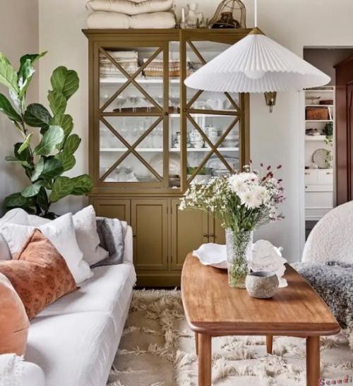 Добро пожаловать в очаровательный скандинавский дом с красивой мебелью, стильным декором и сказочными обоями с гусями в детской комнате. 07