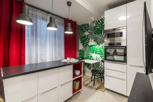 Интерьер?   Красно - белая гамма этой кухни отсылает к цветам футбольного клуба, за который болеет хозяин квартиры. 04