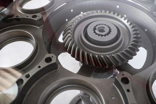 Неординарное и смелое решение для вашего интерьера - дизайнерский стол с необычным основанием из автомобильной запчасти. 02