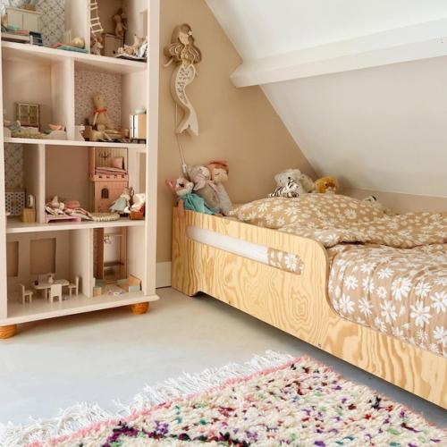 Скандинавский интерьер дома с весенней пастельной гаммой и ванной в спальне. 07