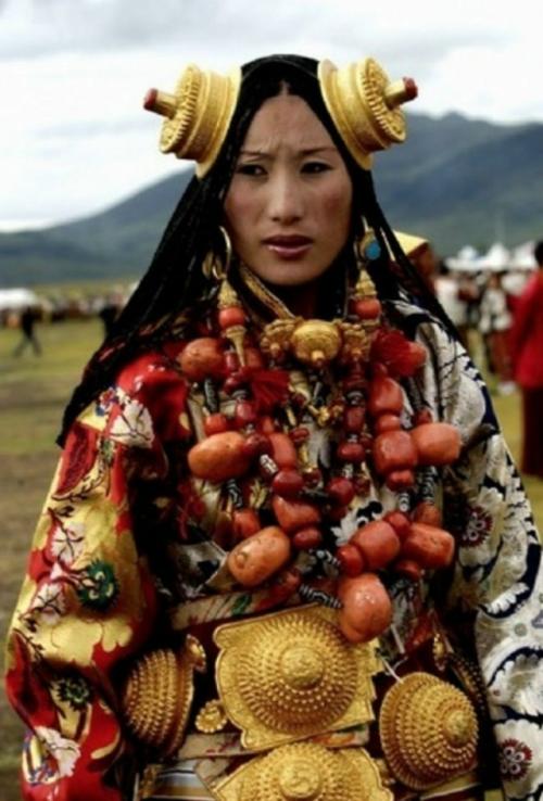 Девушки кочевой народности кхампа (тибет) в традиционных украшениях для праздничных церемоний. 06