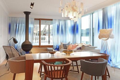 Проектная фирма Open AD - Architecture and Design оформила интерьер апартаментов ST в Юрмале, Латвия. 01