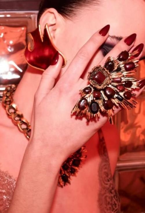 На показе женской зимней коллекции сен Лоран (Saint Laurent) 2026 года украшения стали одним из самых ярких элементов коллекции. 04