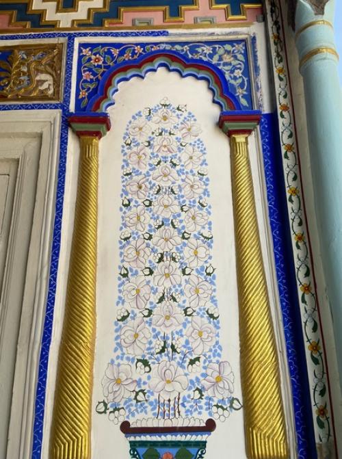 Уже год как выпустился из университета и с тех пор скучал разве что по павлинам, которые мирно гуляли на заднем дворе главного корпуса. 02