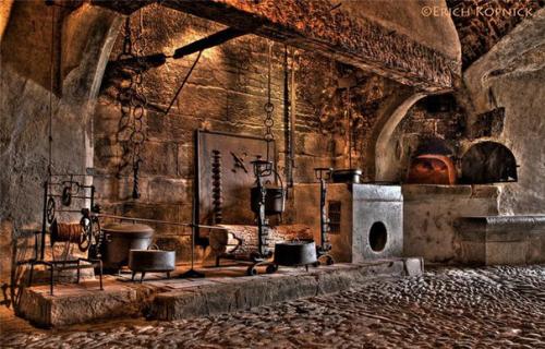 Интерьеры швейцарского замка грюйер. 09