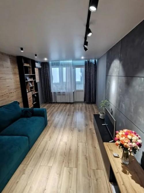 С рождением второго ребенка купили трехкомнатную квартиру. 03