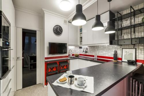 Интерьер?   Красно - белая гамма этой кухни отсылает к цветам футбольного клуба, за который болеет хозяин квартиры. 05