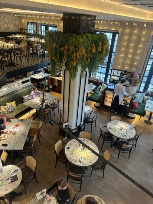 Я почти маниакальный эстет и визуал, которому для счастья физически необходимо создавать вокруг себя красоту, где бы я ни была. 05