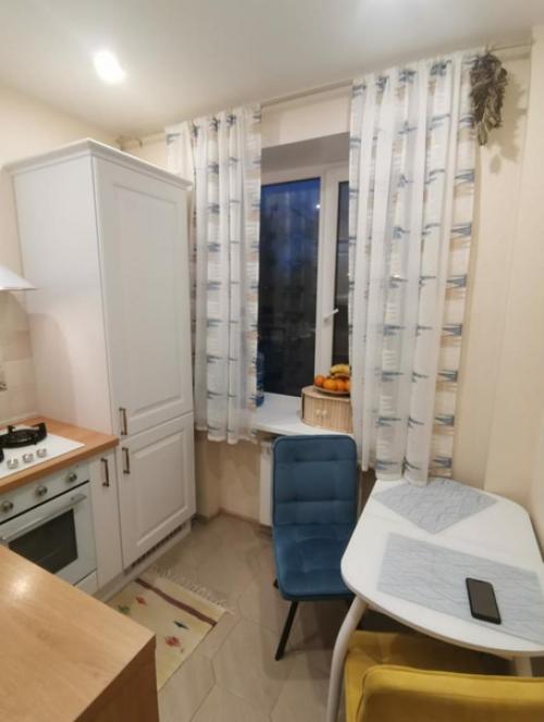 Небольшая кухня. В светлых цветах. 01