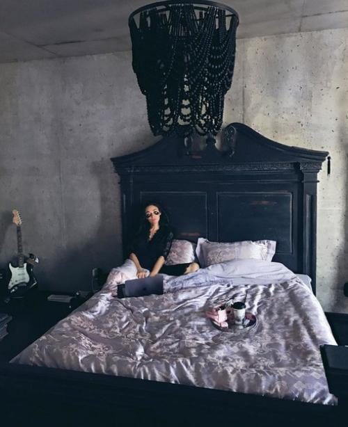 Спальню Алены водонаевой сравнили с подъездом. 02