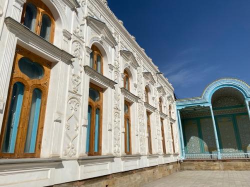 Уже год как выпустился из университета и с тех пор скучал разве что по павлинам, которые мирно гуляли на заднем дворе главного корпуса. 01