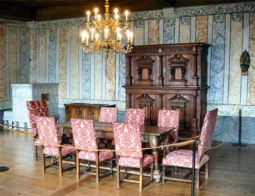 Интерьеры швейцарского замка грюйер. 02