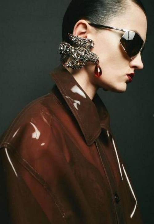 На показе женской зимней коллекции сен Лоран (Saint Laurent) 2026 года украшения стали одним из самых ярких элементов коллекции. 05