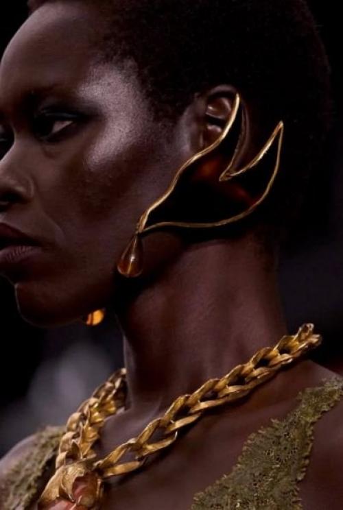 На показе женской зимней коллекции сен Лоран (Saint Laurent) 2026 года украшения стали одним из самых ярких элементов коллекции.  