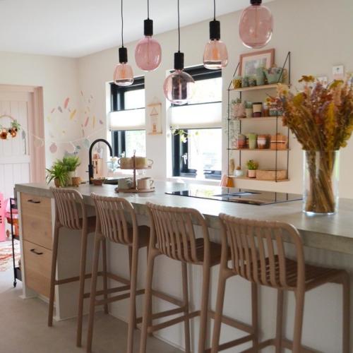 Скандинавский интерьер дома с весенней пастельной гаммой и ванной в спальне. 05