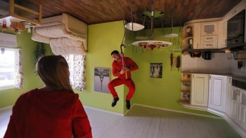 Аттракционы.  Одним из новомодных развлечений в последнее время стал такой аттракцион, как Дом Вверх Дном.