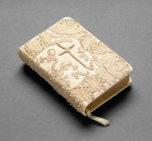 Платье, ставшее легендой: как свадебный образ Грейс келли изменил представление о невесте. 09