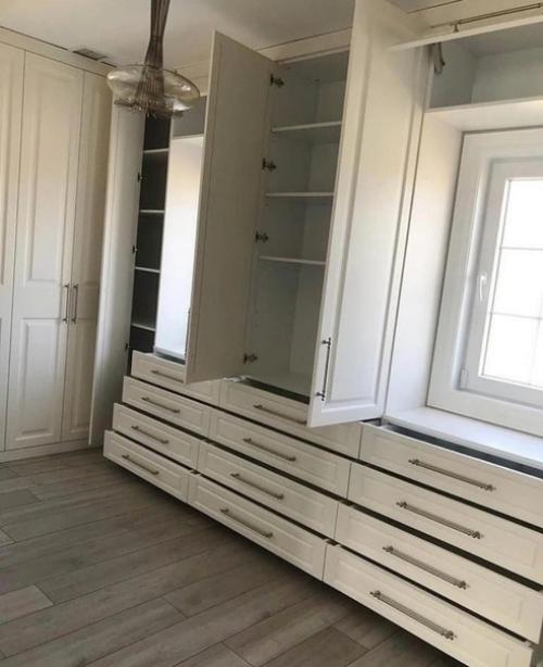 Вот повезло же кому-то с размерами квартиры целая огромная комната - шикарная гардеробная для большой семьи! 08