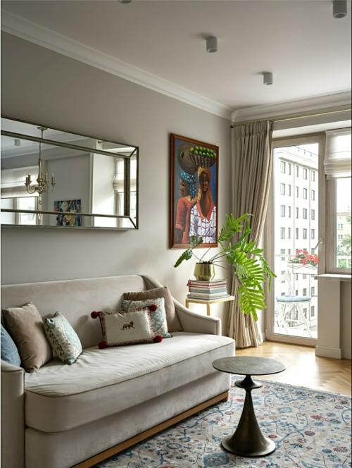 С яркой кухней.
