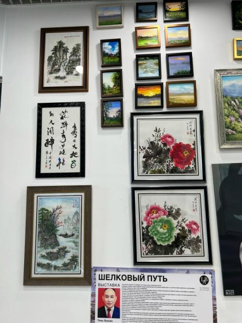 Картины в интерьере - это не только элемент декора, но и мощный инструмент влияния на эмоциональное состояние и энергетику пространства. 03