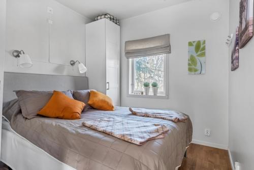 Уютный загородный дом с просторной деревянной террасой, где в хорошую погоду можно обустроить дополнительную зону отдыха на свежем воздухе. 05