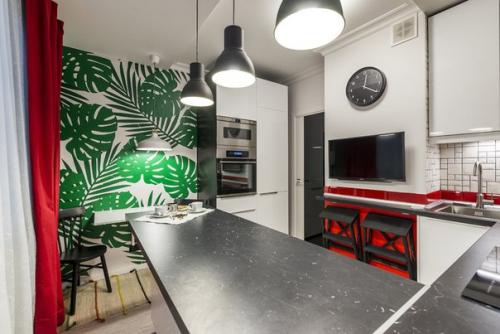 Интерьер?   Красно - белая гамма этой кухни отсылает к цветам футбольного клуба, за который болеет хозяин квартиры. 03