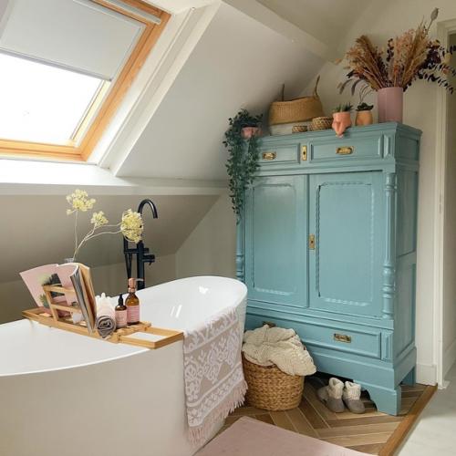 Скандинавский интерьер дома с весенней пастельной гаммой и ванной в спальне. 01