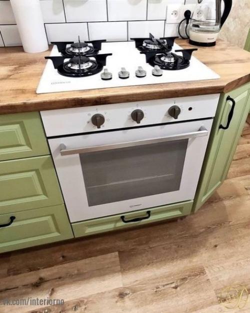 На этой малюсенькой кухне чуть больше 5 кв. 04