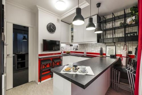 Интерьер?   Красно - белая гамма этой кухни отсылает к цветам футбольного клуба, за который болеет хозяин квартиры. 02