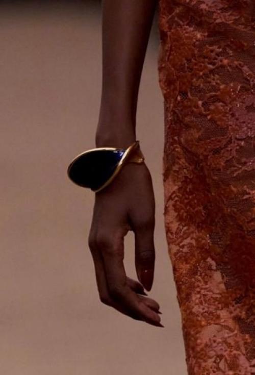 На показе женской зимней коллекции сен Лоран (Saint Laurent) 2026 года украшения стали одним из самых ярких элементов коллекции. 02