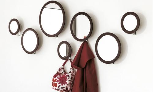 Даже в самой маленькой прихожей, как правило, находится место для зеркала. 03