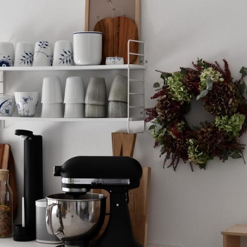 Тёмные оттенки в интерьере скандинавской кухни. 02