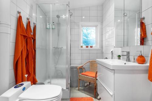 Уютный загородный дом с просторной деревянной террасой, где в хорошую погоду можно обустроить дополнительную зону отдыха на свежем воздухе. 07