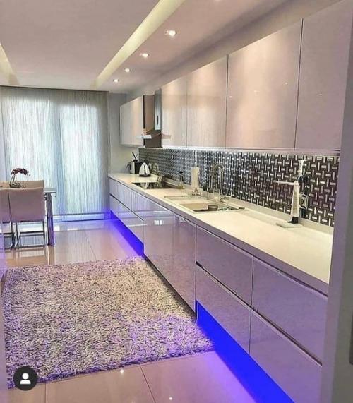 Подсветка кухонного гарнитура создаёт удивительный эффект парения, который сделает даже самый минималистичный интерьер кухни незабываемым. 03