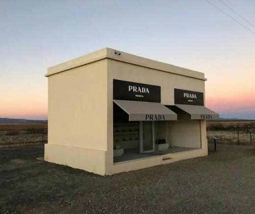 В 2005 году в безлюдной техасской пустыне возник бутик Prada. 01