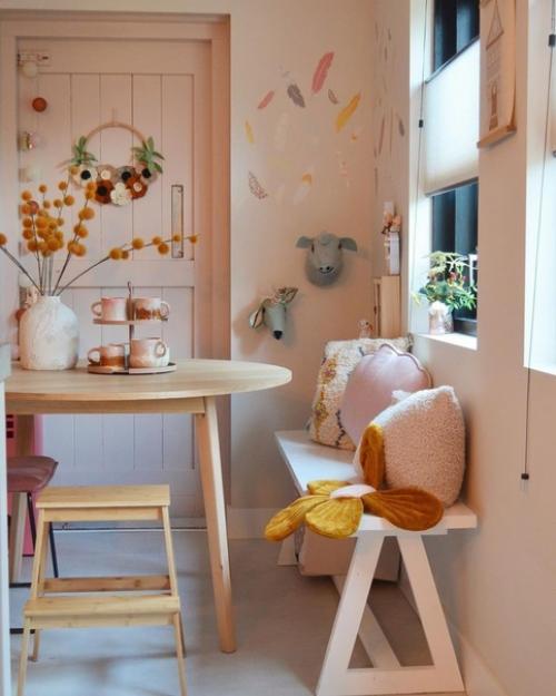 Скандинавский интерьер дома с весенней пастельной гаммой и ванной в спальне. 02