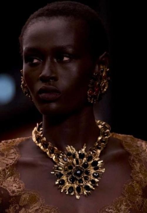 На показе женской зимней коллекции сен Лоран (Saint Laurent) 2026 года украшения стали одним из самых ярких элементов коллекции. 01