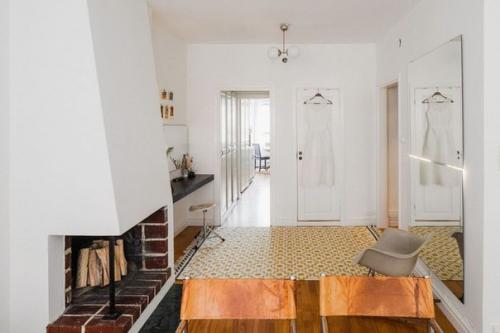 Что делать, если у квартиры нестандартная планировка, комнаты узкие, а квадратура не превышает и 40-ка квадратных метров? 

