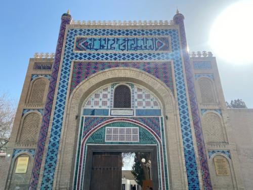 Уже год как выпустился из университета и с тех пор скучал разве что по павлинам, которые мирно гуляли на заднем дворе главного корпуса. 03