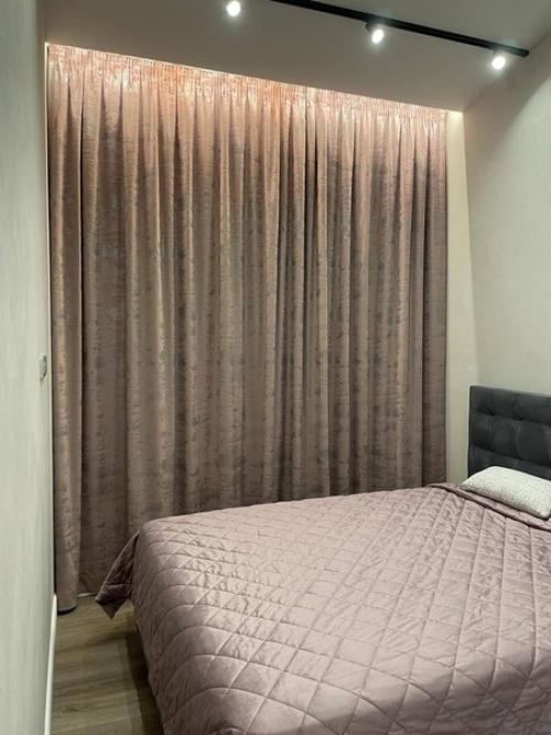 Шторы и покрывало создают гармоничную композицию, словно два полотна одного шедевра. 01