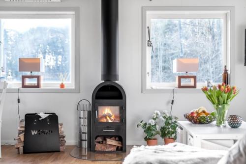 Уютный загородный дом с просторной деревянной террасой, где в хорошую погоду можно обустроить дополнительную зону отдыха на свежем воздухе. 02