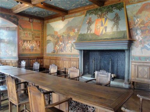 Интерьеры швейцарского замка грюйер. 01