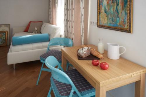 Интерьер квартиры 31 м (с балконом 34 м) в Москве для женщины ученого - богослова. 04