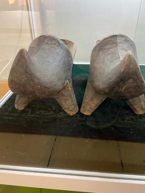 Уже год как выпустился из университета и с тех пор скучал разве что по павлинам, которые мирно гуляли на заднем дворе главного корпуса. 07