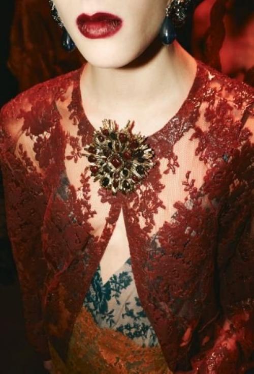 На показе женской зимней коллекции сен Лоран (Saint Laurent) 2026 года украшения стали одним из самых ярких элементов коллекции. 03