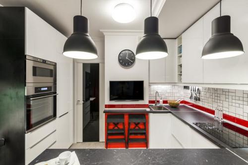 Интерьер?   Красно - белая гамма этой кухни отсылает к цветам футбольного клуба, за который болеет хозяин квартиры. 07